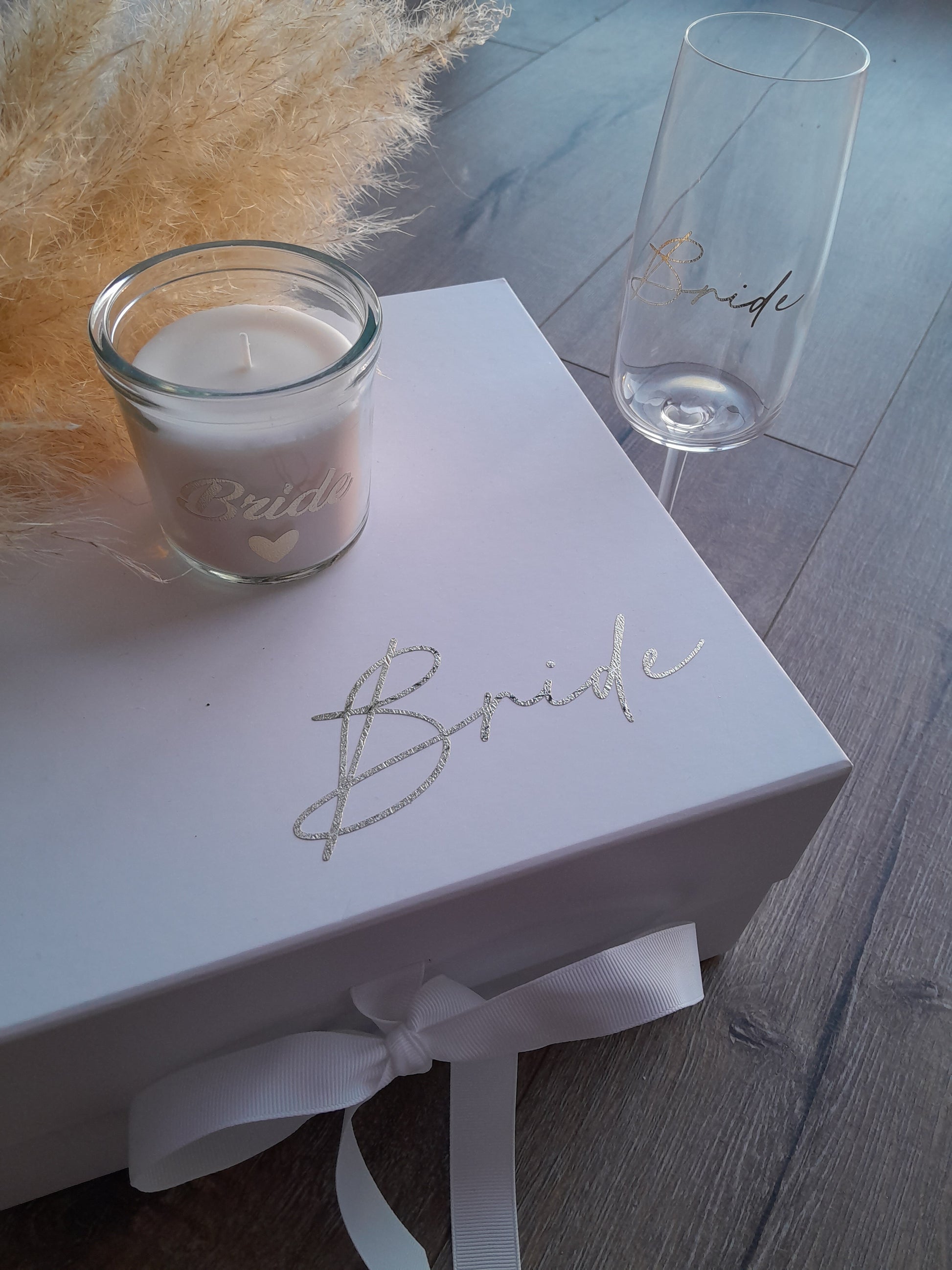 Indulge your bridesmaids with these exquisite proposal boxes. Filled with personalised items, they're the perfect way to show your appreciation. Luxurious and elegan