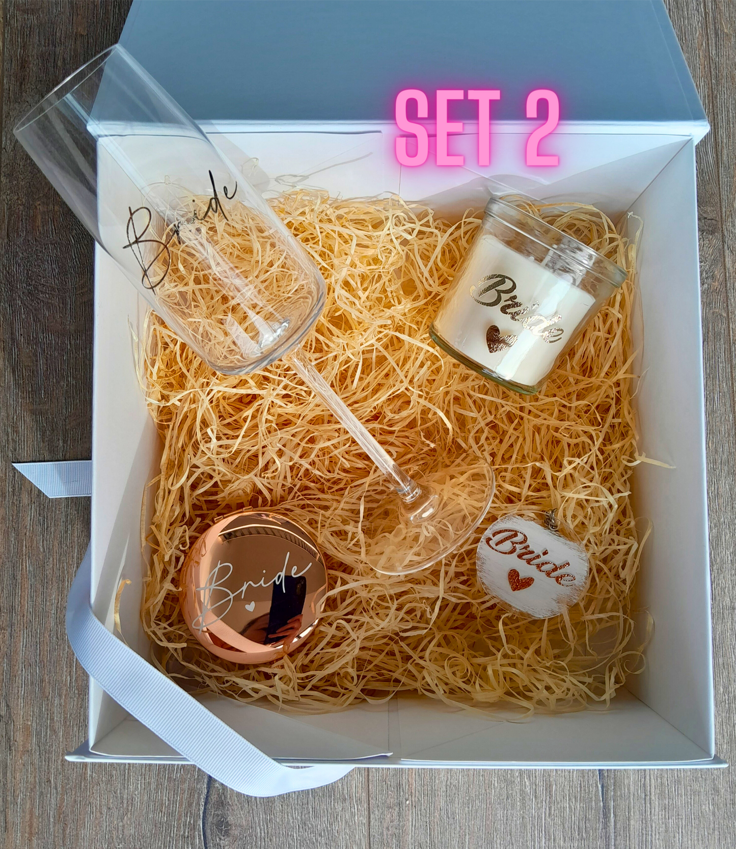 Indulge your bridesmaids with these exquisite proposal boxes. Filled with personalised items, they're the perfect way to show your appreciation. Luxurious and elegan